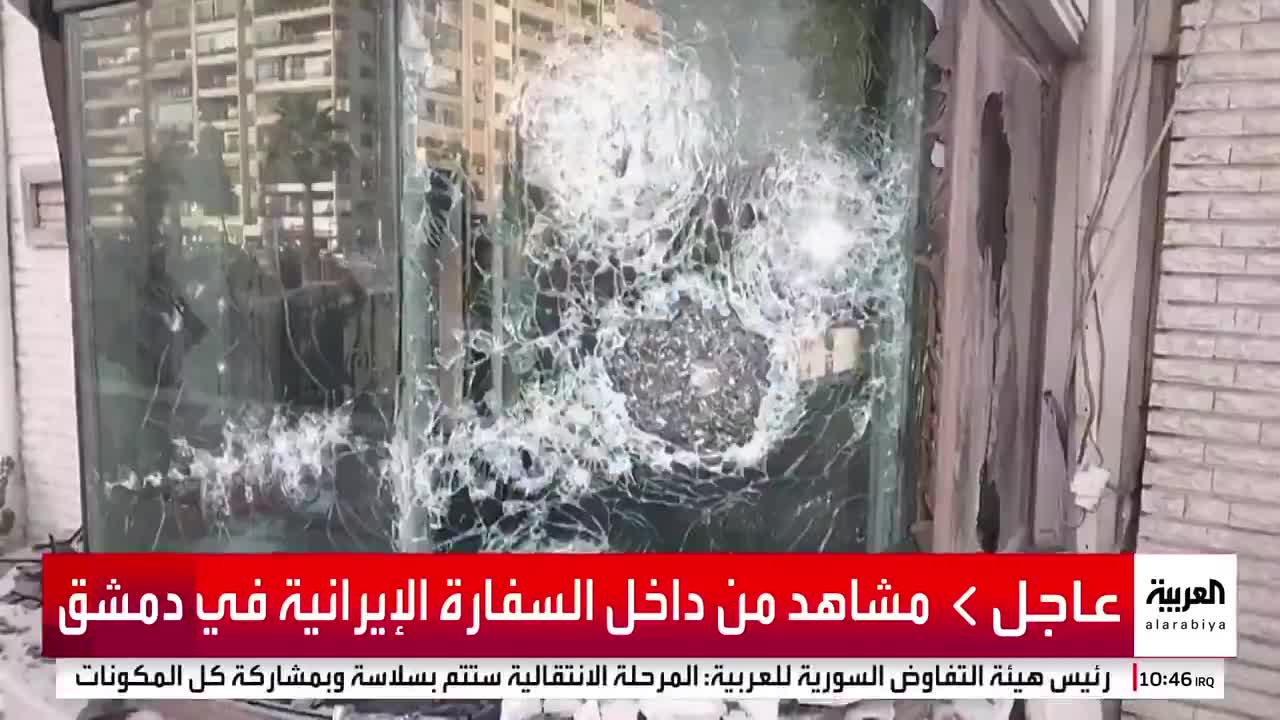 Suriyeli devrimciler, İran elçiliğine girdi, resimleri parçaladı