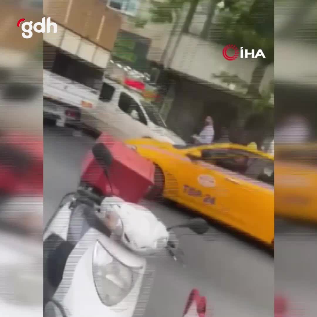 Esenyurt'ta motokuryeye cadde ortasında bıçaklı saldırı