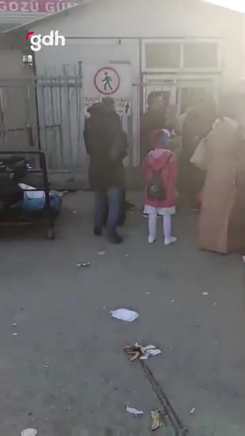 Rejim değişikliği sonrası yüzlerce Suriyeli ülkesine döndü