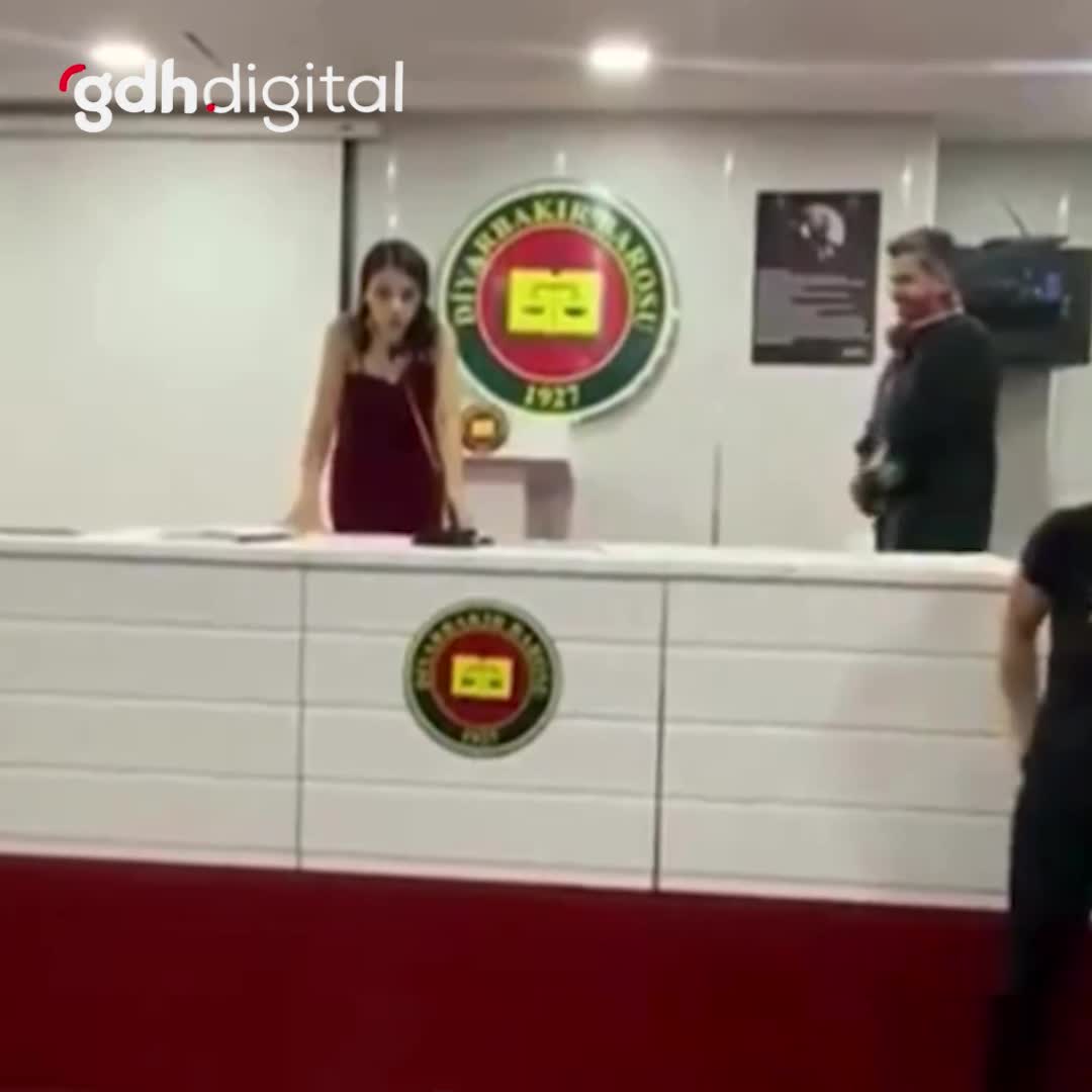 Diyarbakır'da kadın avukat yeminini Kürtçe okudu