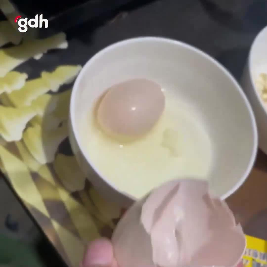 Çin'de dev yumurtadan başka bir yumurta çıktı, kadın şaşırdı
