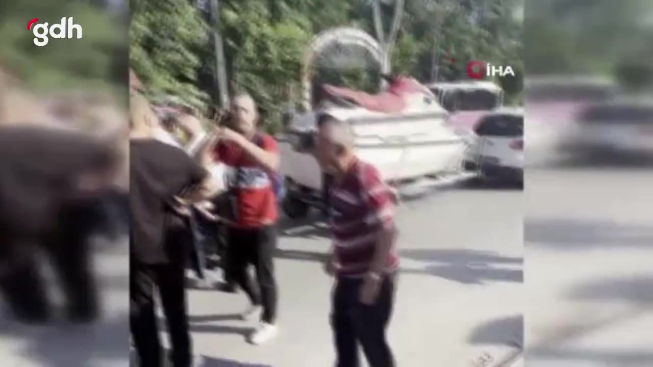 Motosiklet sürücüsü, yaya geçidinde ticari araca çarptı!