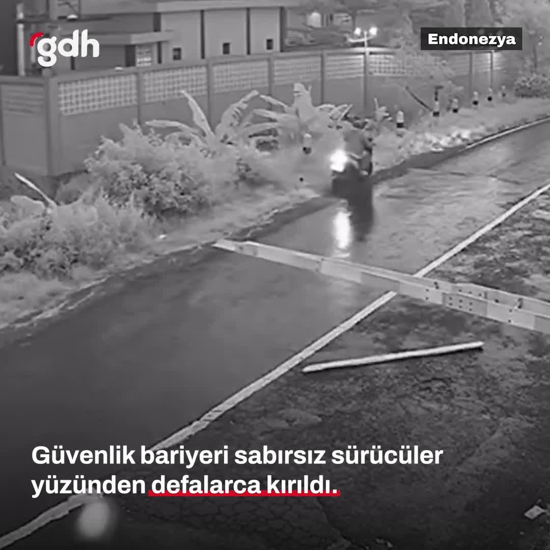 Endonezya'da güvenlik bariyeri, sürücülerin sabırsızlığından kırıldı