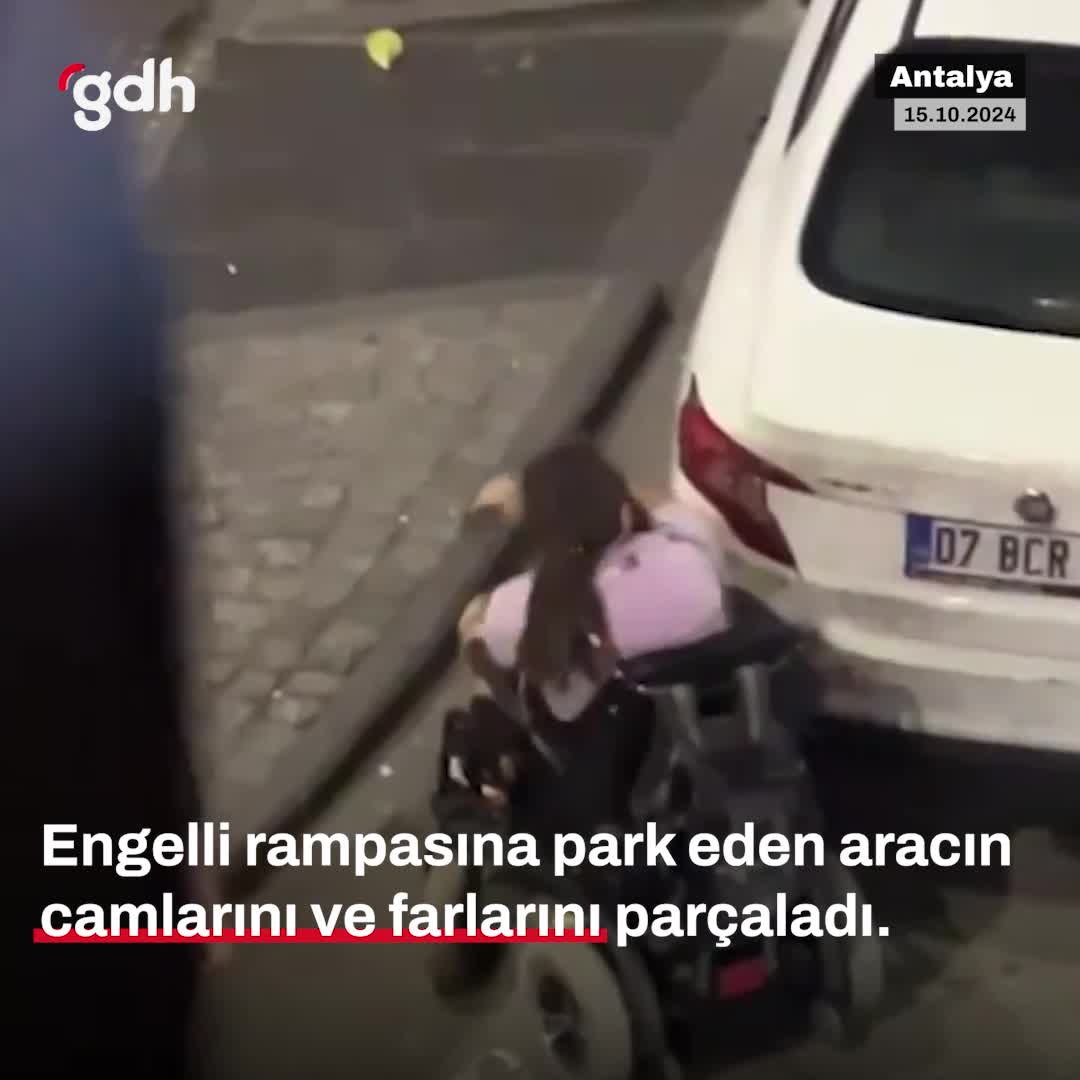 Antalya'da engelli rampasına park eden aracı zarar verdi