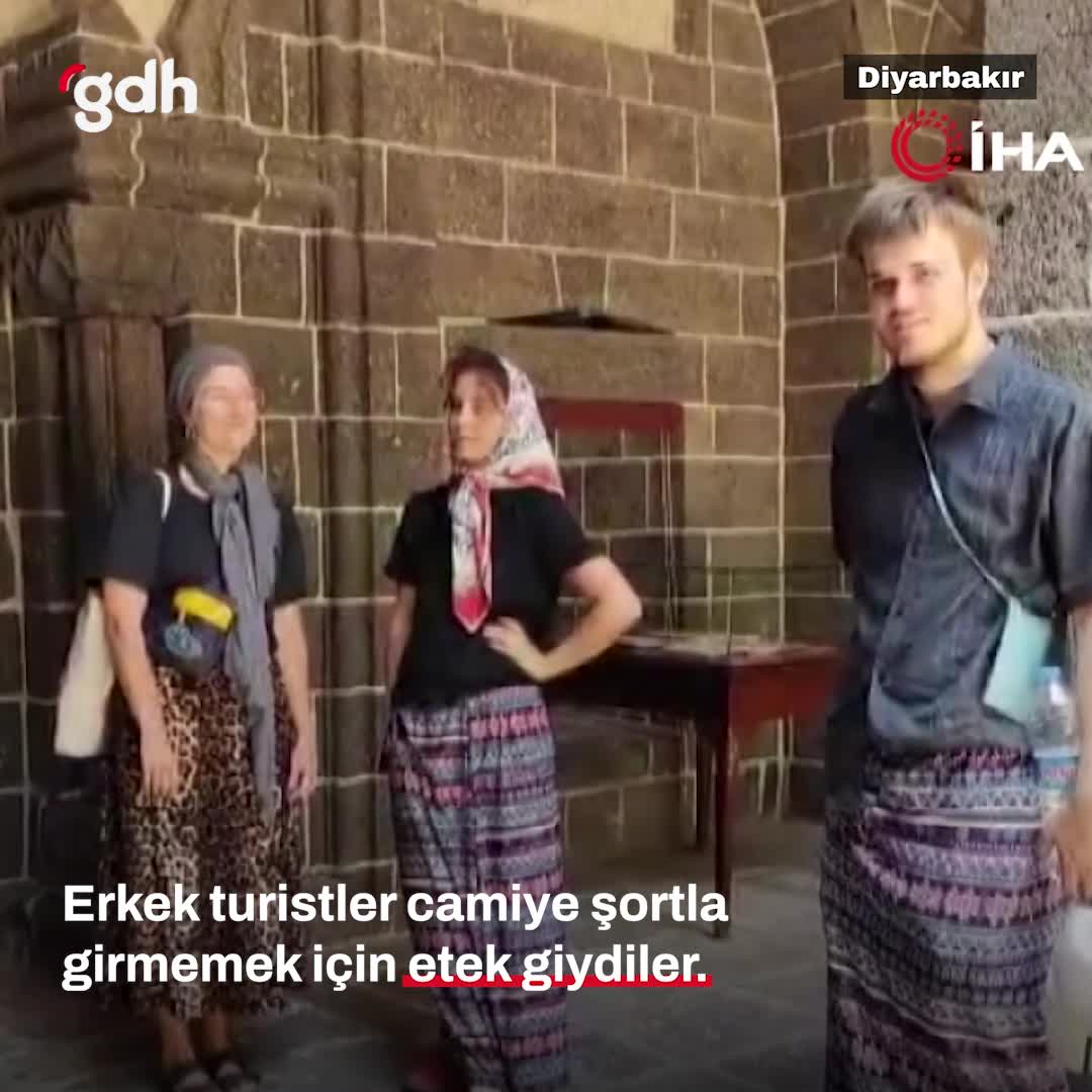 Diyarbakır'da erkek turistler camiye etek giydi