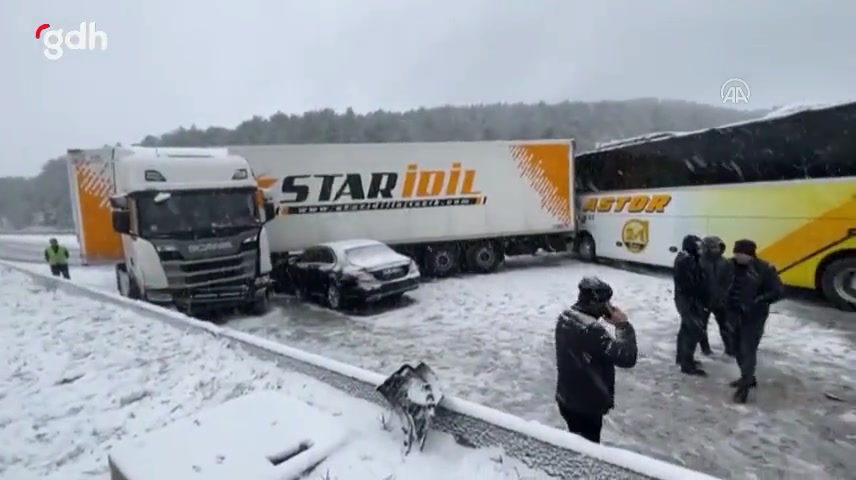 Bolu-Yedigöller'de zincirleme kaza: 5 yaralı, ulaşım kapalı