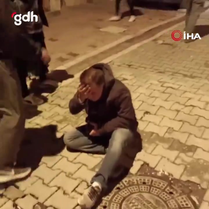 İstanbul'da baba, kızını takip eden adamı darp etti