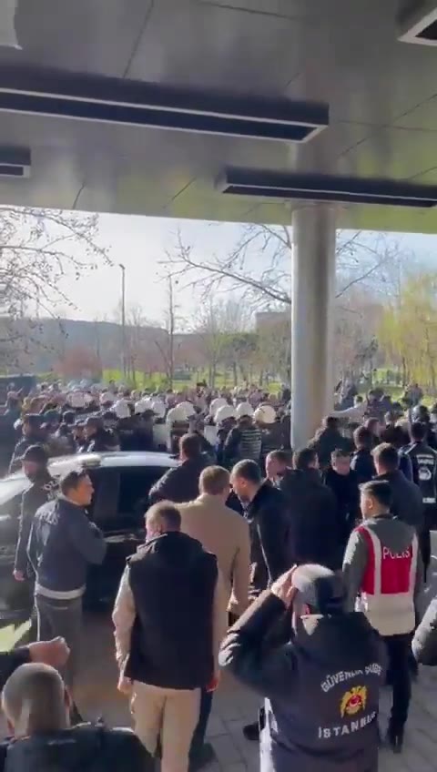 İstanbul'da taksiciler UKOME toplantısını taşladı!