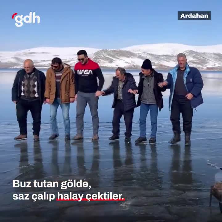Çıldır Gölü'nde buzla kaplanan renkli görüntüler oluştu