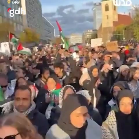 Berlin'de İsrail saldırılarına karşı protesto ve dayanışma yürüyüşü
