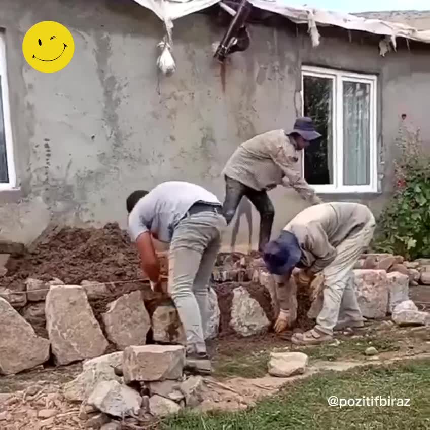 İşçiler, çay ve yemek ikram eden teyzenin balkonunu tamir etti