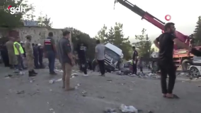 Gaziantep'te fren yapan kamyon, kırmızı ışıkta bekleyen araçlara çarptı
