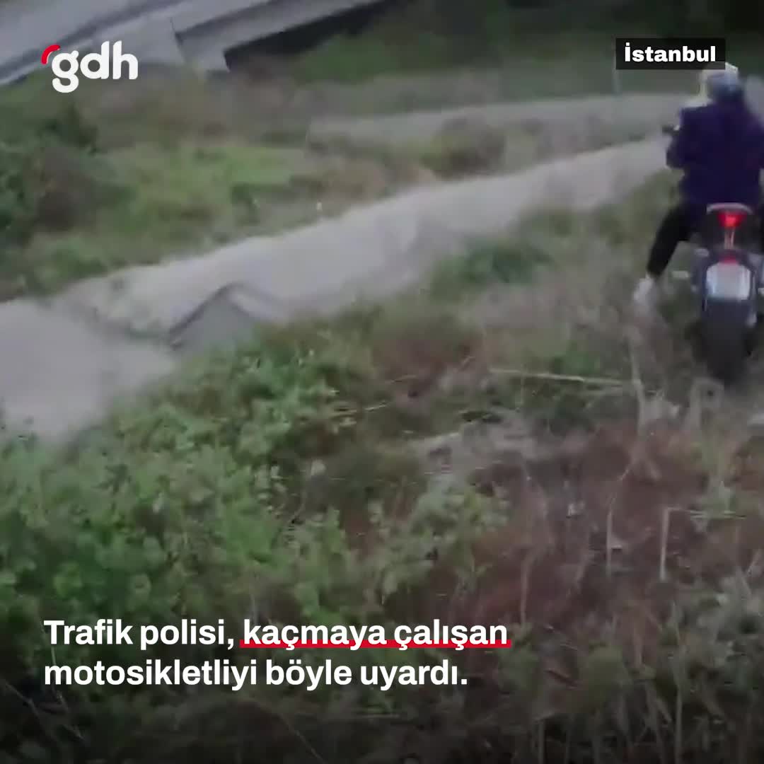 Trafik polisi, Eyüpsultan'da motosiklet sürücüsünü uyardı