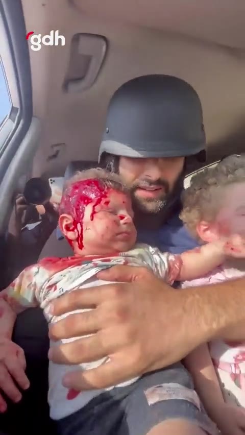 Motaz Azaiza'nın Gazze'de yaralı çocukları hastaneye ulaştırma çabası