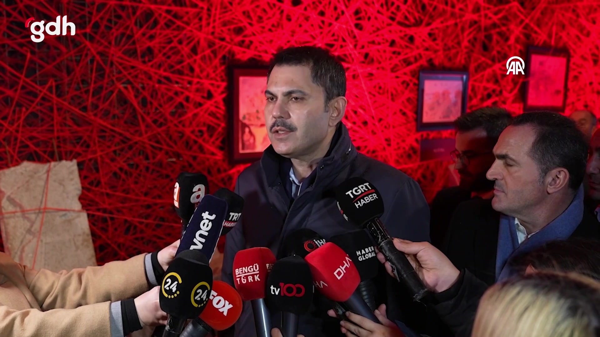Murat Kurum, Gazzeli Çocuk Ressamlar Sergisi'ni ziyaret etti