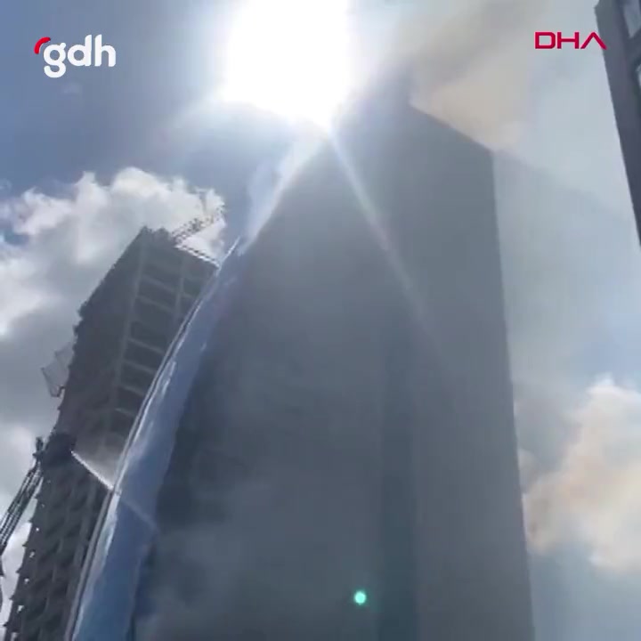 Ataşehir'de 17 katlı iş merkezinde yangın çıktı
