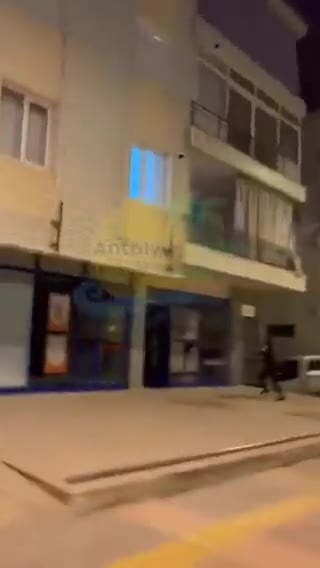 Kepez'de BİM camları kırıldı, "Devlet baba" yazıldı
