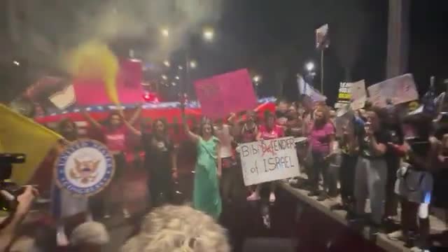 Tel Aviv'de protestocular Netanyahu'nun istifasını istedi