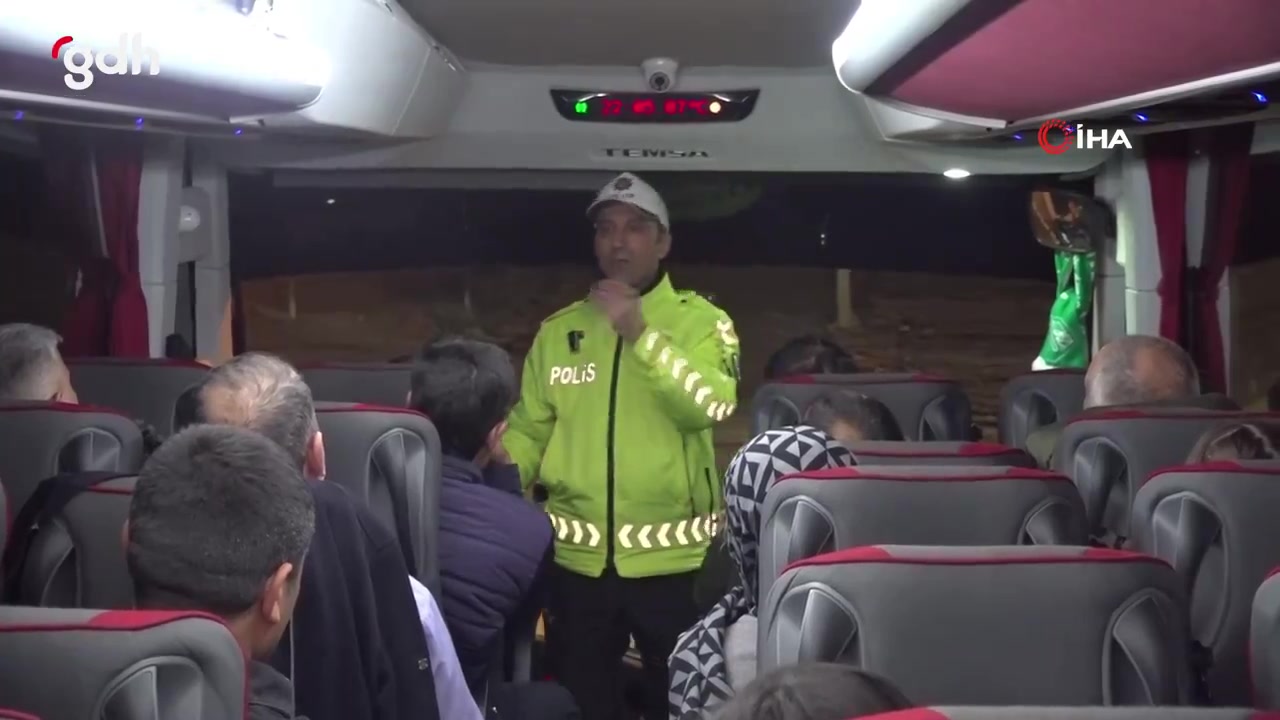 Polis uyarısıyla yolcular emniyet kemeri taktı