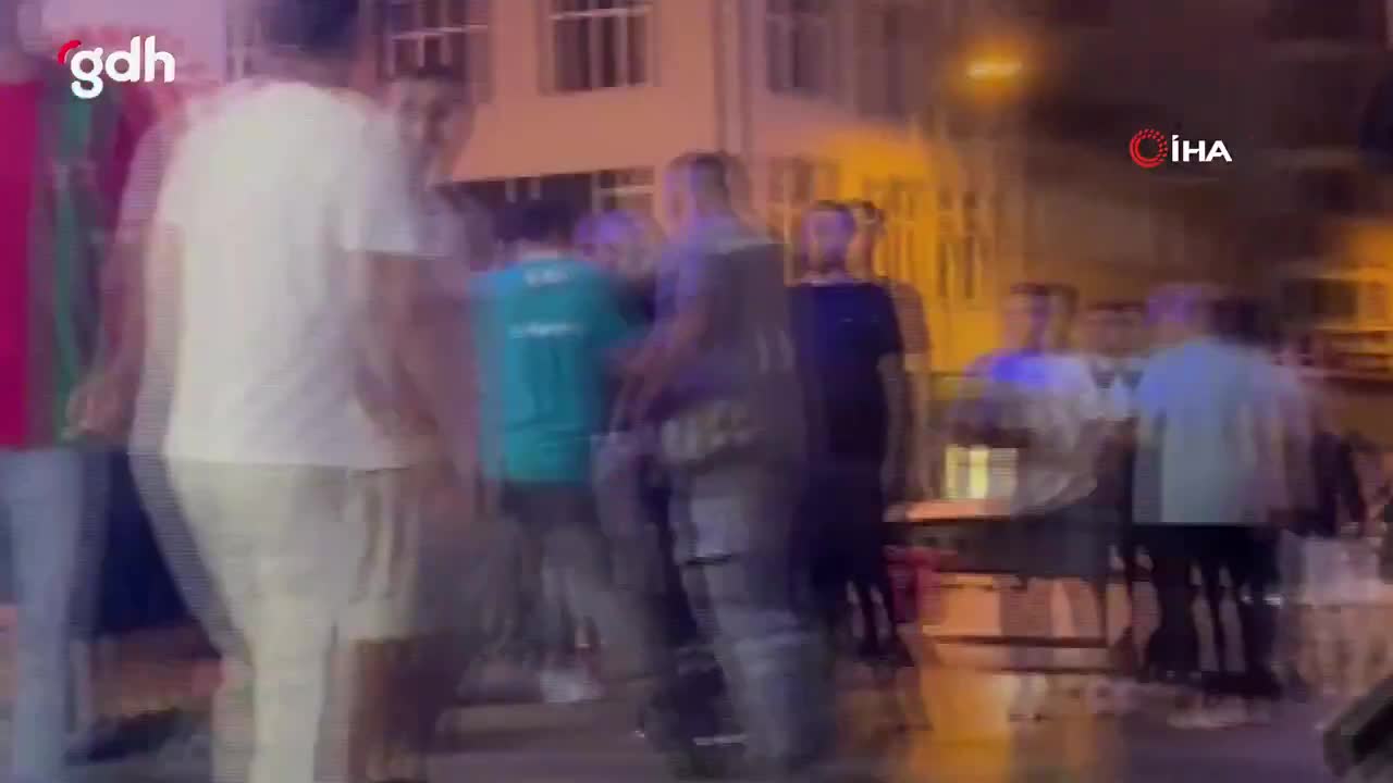 Esenyurt'ta ambulans ekibiyle grup arasında kavga çıktı