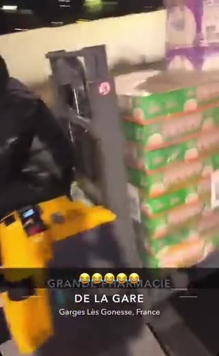 Fransa’da yağma yapan bir isyancı