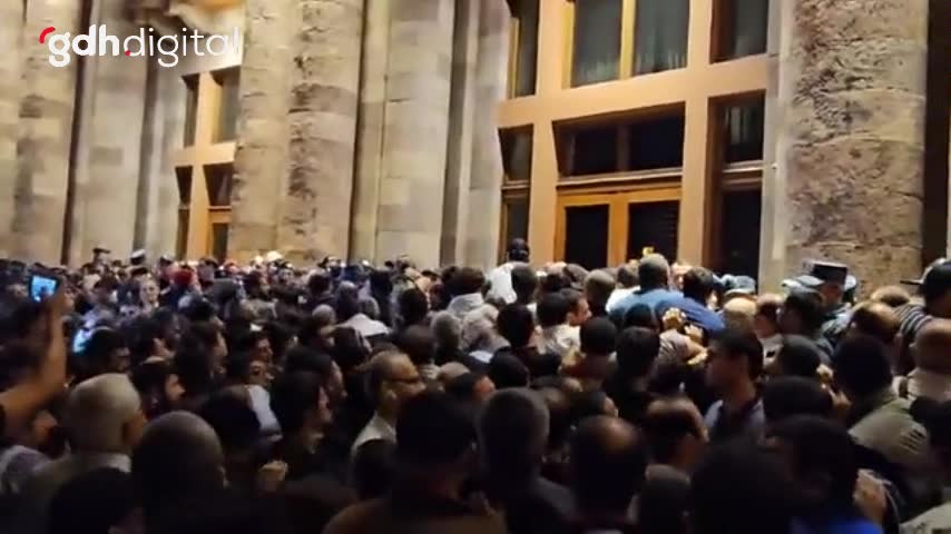 Erivan'da halk, Başbakan Paşinyan'ın istifasını istedi