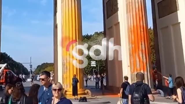 Berlin'de iklim aktivistleri Brandenburg Kapısı'nı renklendirdi