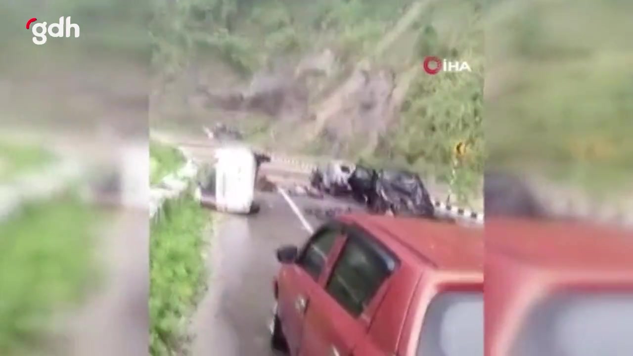 Nagaland'da düşen kayalar araçları ezdi: 2 ölü, 3 yaralı