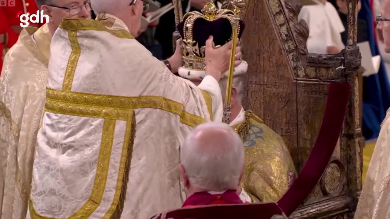 İngiltere Kralı 3. Charles’a tacı takıldı
