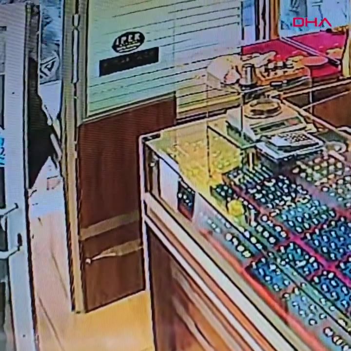 Sultangazi'de evlenmek için para bulamayan çift kuyumcuyu soydu