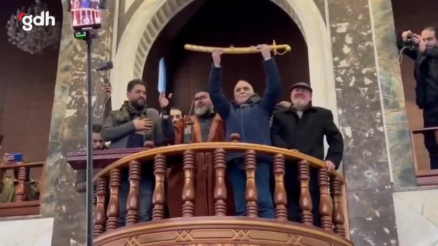 Hama, Esad rejimi tarafından tutuklanan pilota kılıç hediye etti