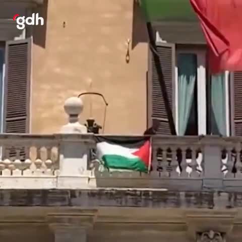 Eski vekil Apuzzo, meclis balkonuna Filistin bayrağı astı