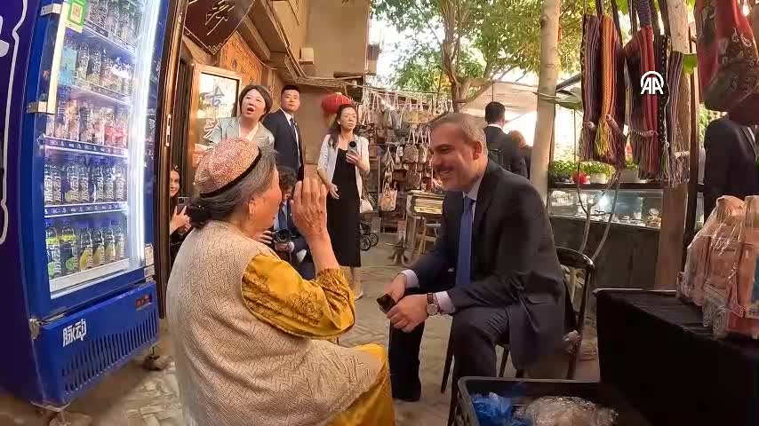 Bakan Hakan Fidan, Sincan'da yaşlı kadınla sohbet etti