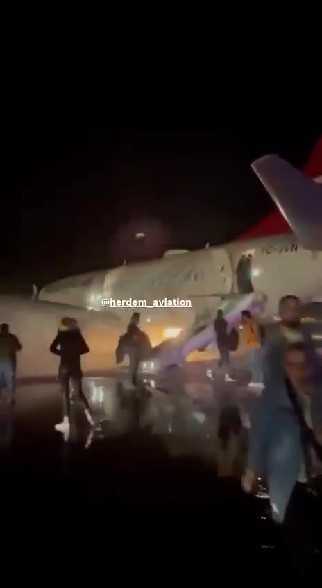 TK2256 seferi sert iniş yaptı, yolcular kaydırakla tahliye edildi