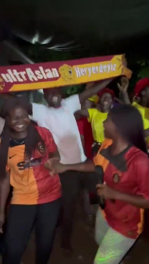 Mozambik'te Icardi Sevenlerden 'Aşkın Olayım' Şarkısı