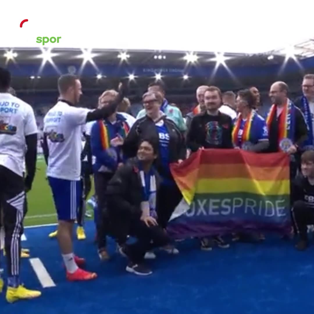 Leicester City futbolcuları, LGBT bayrağı önünde poz verdi