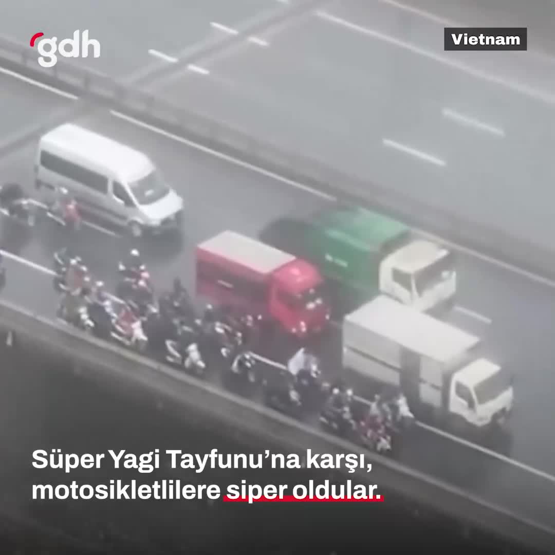 Yagi Tayfunu'nda köprüde mahsur kalan motosikletlileri kurtardılar
