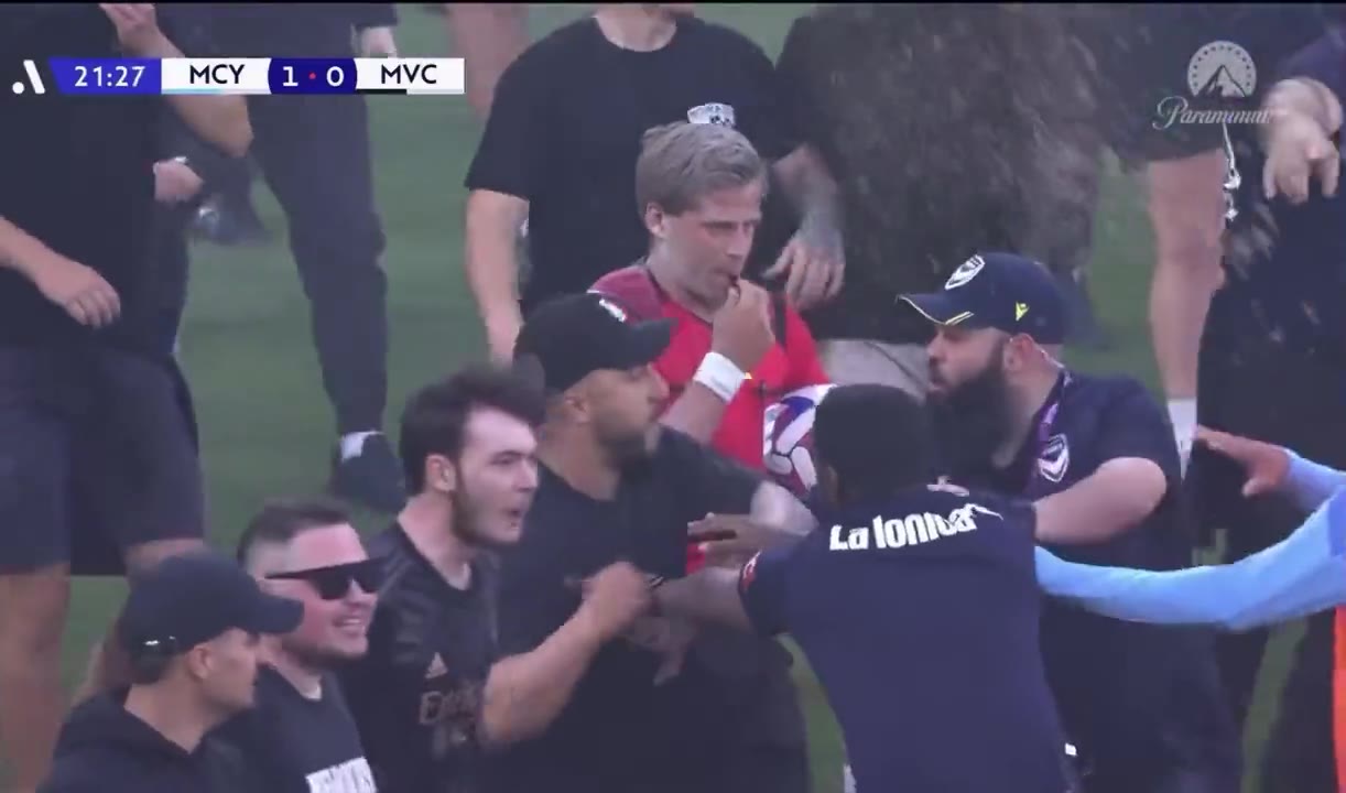 Avustralya derbisinde saha karıştı: Maç tamamlanamadı!