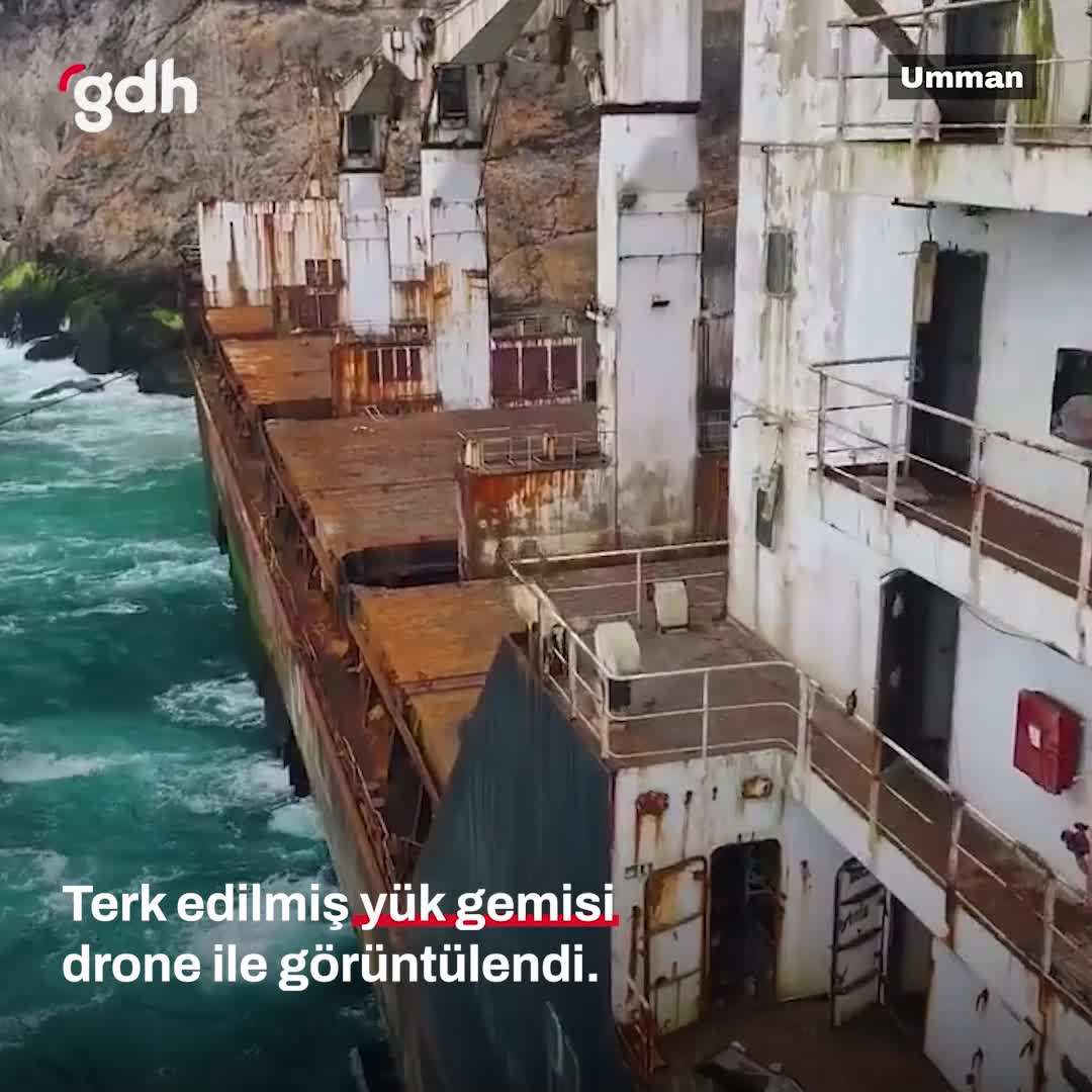 Umman’da terk edilmiş yük gemisi drone ile görüntülendi