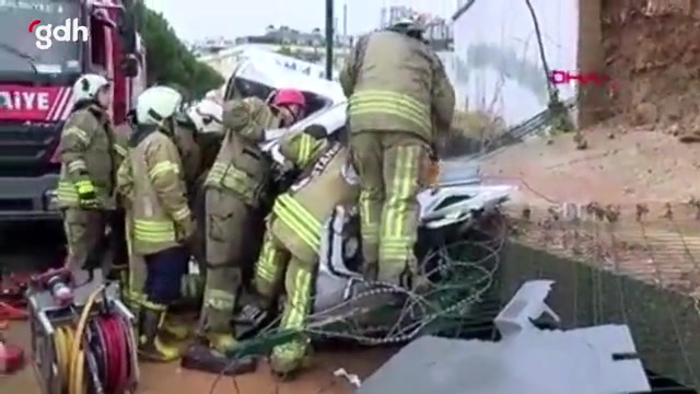 Pendik'te şiddetli yağış, istinat duvarını yıktı; 5 işçi sıkıştı