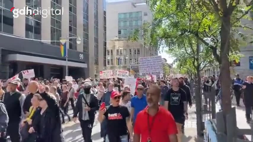 Ottawa'da "Çocuklarımızı Rahat Bırakın" pankartlı LGBT karşıtı miting