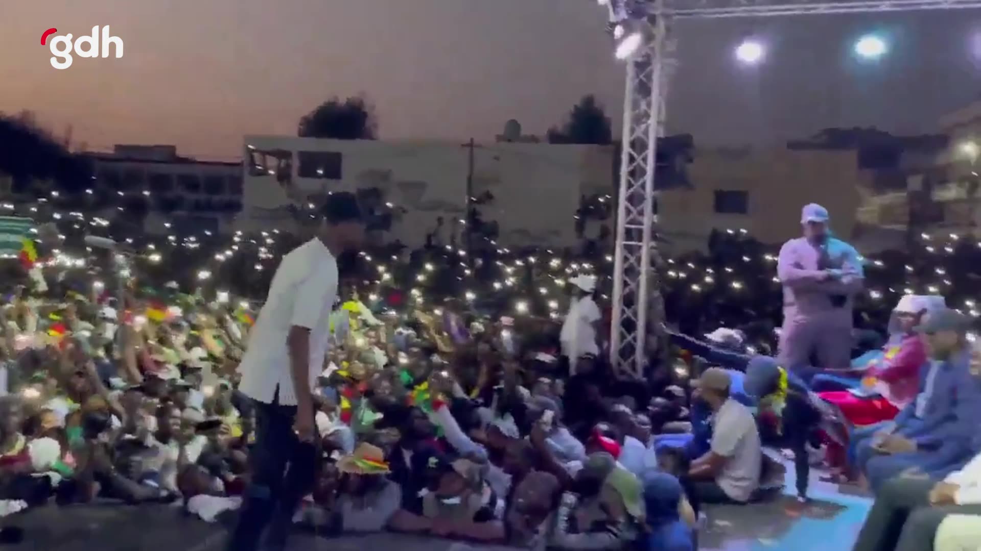 Dakar'da seçimlerin ertelenmesini protesto eden vatandaşlar toplandı