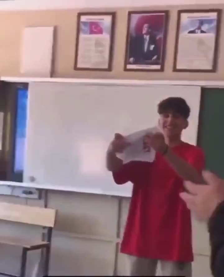 Öğrenci karnesini yırtıp TikTok'ta paylaştı, gündem oldu