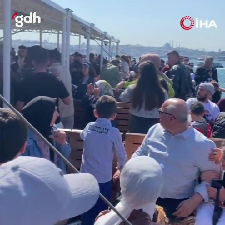 Eminönü-Üsküdar vapurunda biber gazı kargaşası yaşandı