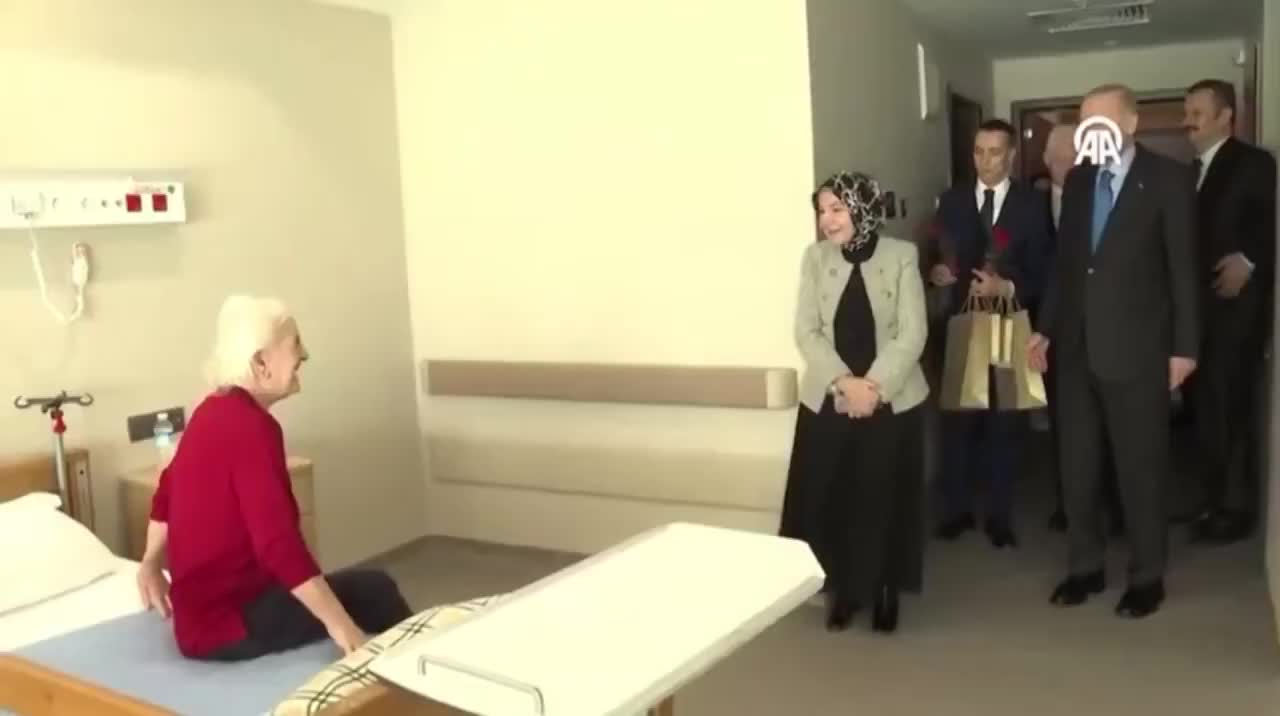 Cumhurbaşkanı Erdoğan, Bakım Evi'nde yaşlı kadına övgüde bulundu