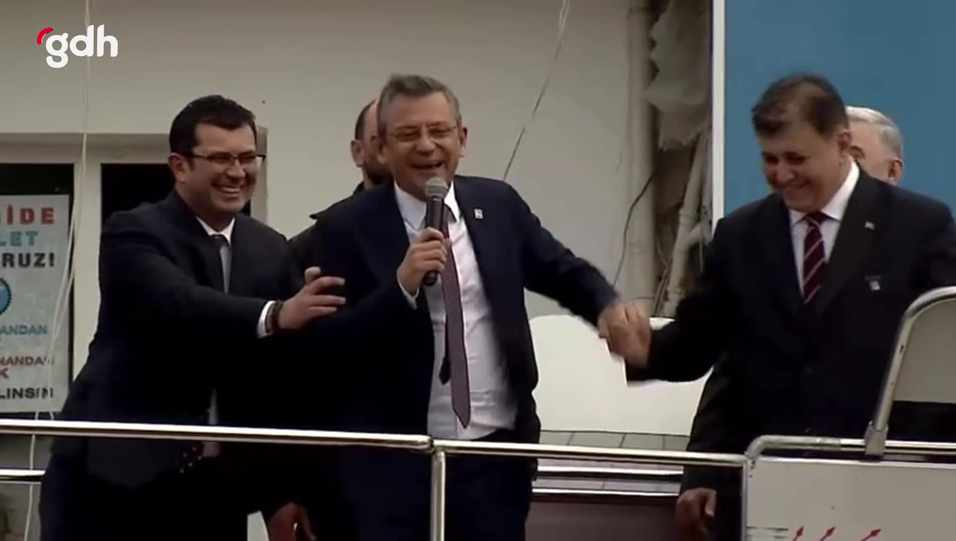 Özgür Özel, Cemil Tugay’ın adını anarken başka el kaldırdı