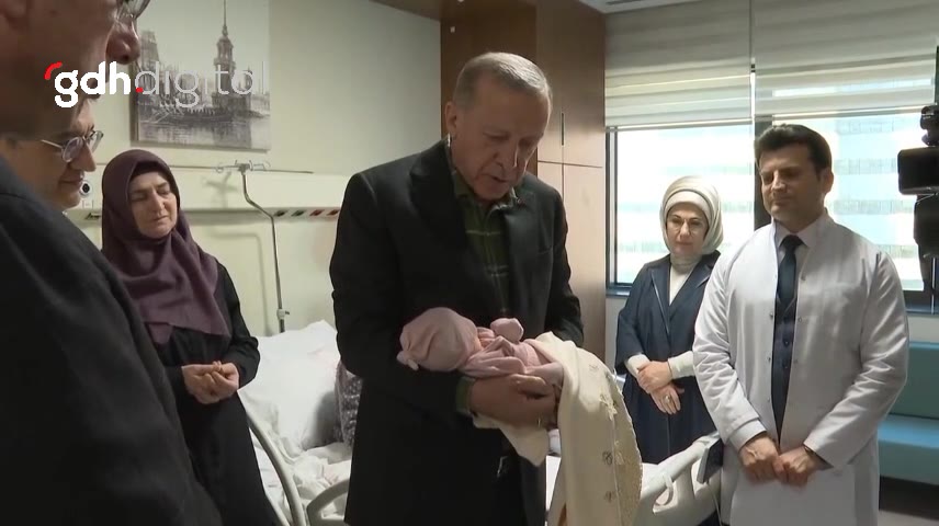 Erdoğan, hastanede depremzedelere yeni doğan bebek için ezan okudu