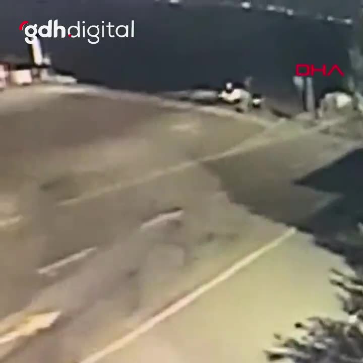 Gebze'de feribota giremeyen sürücü denize düştü, kurtarıldı