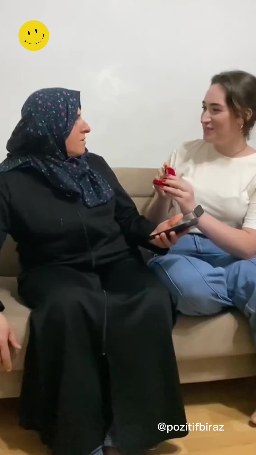 İlk maaşıyla sürpriz yaparak annesine yüzük aldı