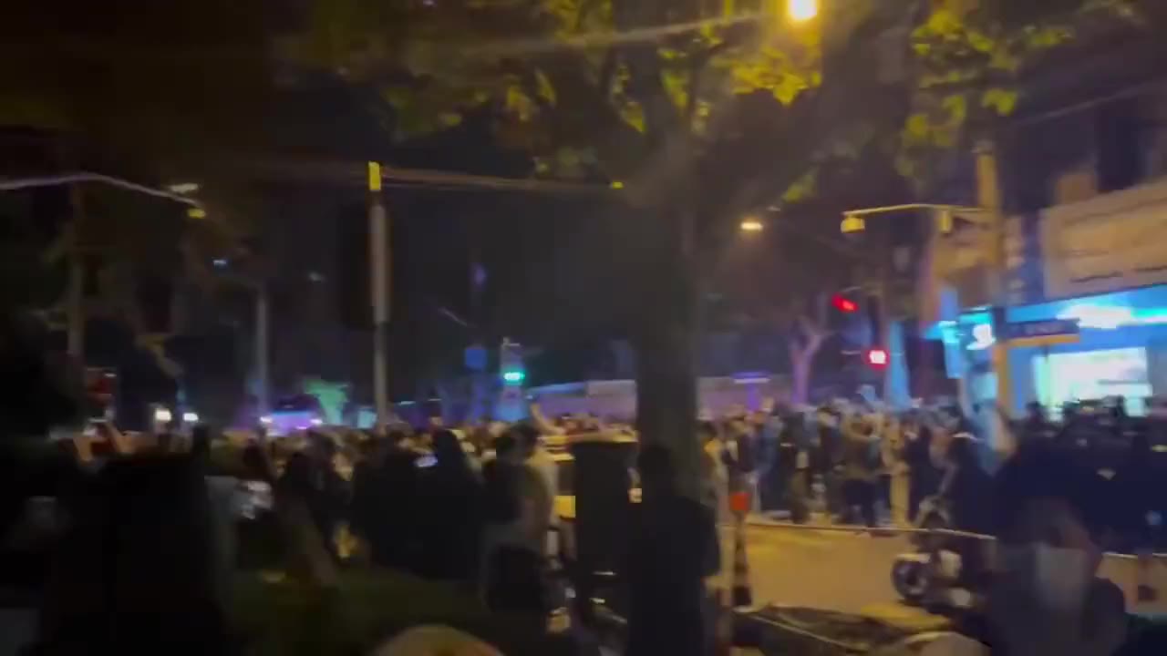 Çinlilerin Koronavirüs kısıtlamalarına isyanı büyüyor!